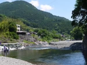 【川遊び】こいこいアイランド会館の河原で、川遊び！の写真1