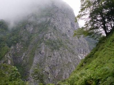 明星山の大岩壁の写真