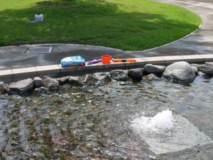 【じゃぶじゃぶ池】まつぶし緑の丘公園のじゃぶじゃぶ池とスプリンクラー！の写真5