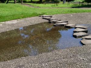 【じゃぶじゃぶ池】鳩山町農村公園のじゃぶじゃぶ池で水遊び！の写真4